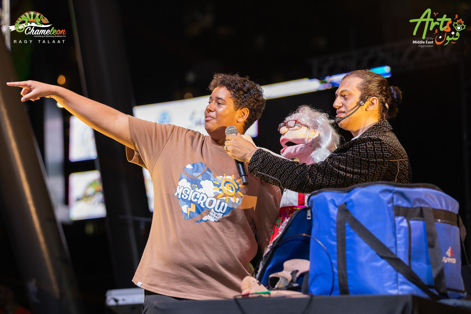 A young volunteer pointing to the crowd during the Abanob Flex show