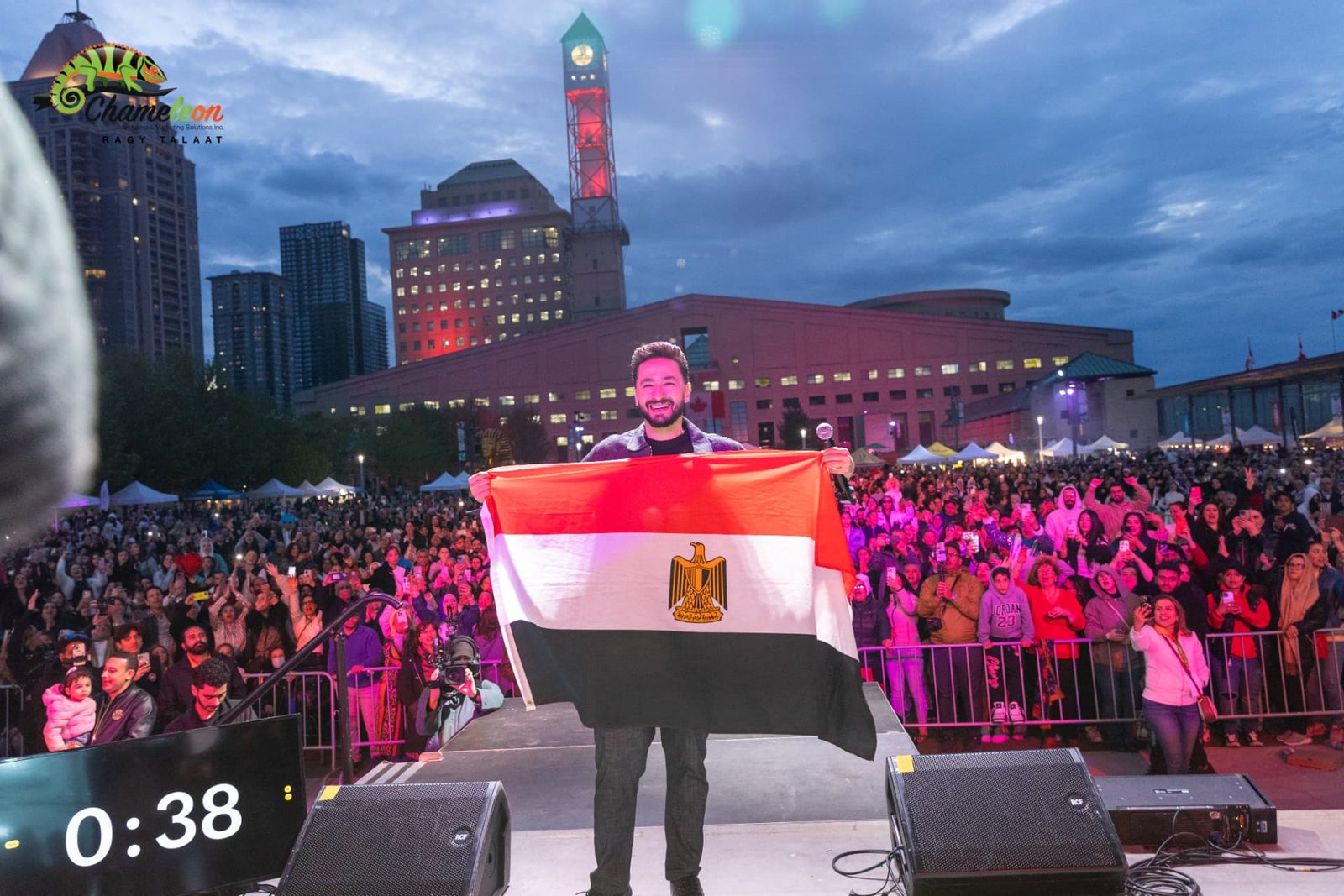 Hamada Helal holding the Egyptian flag on stage — photo 19