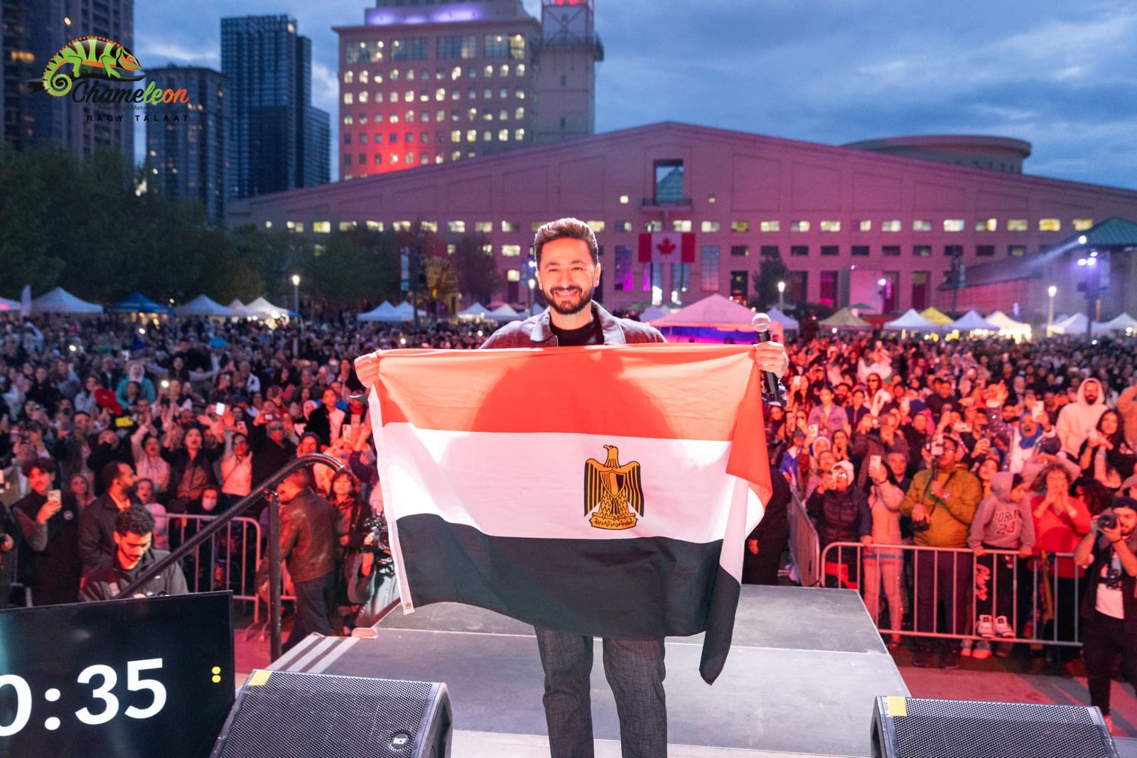 Hamada Helal holding the Egyptian flag before the crowd — photo 20