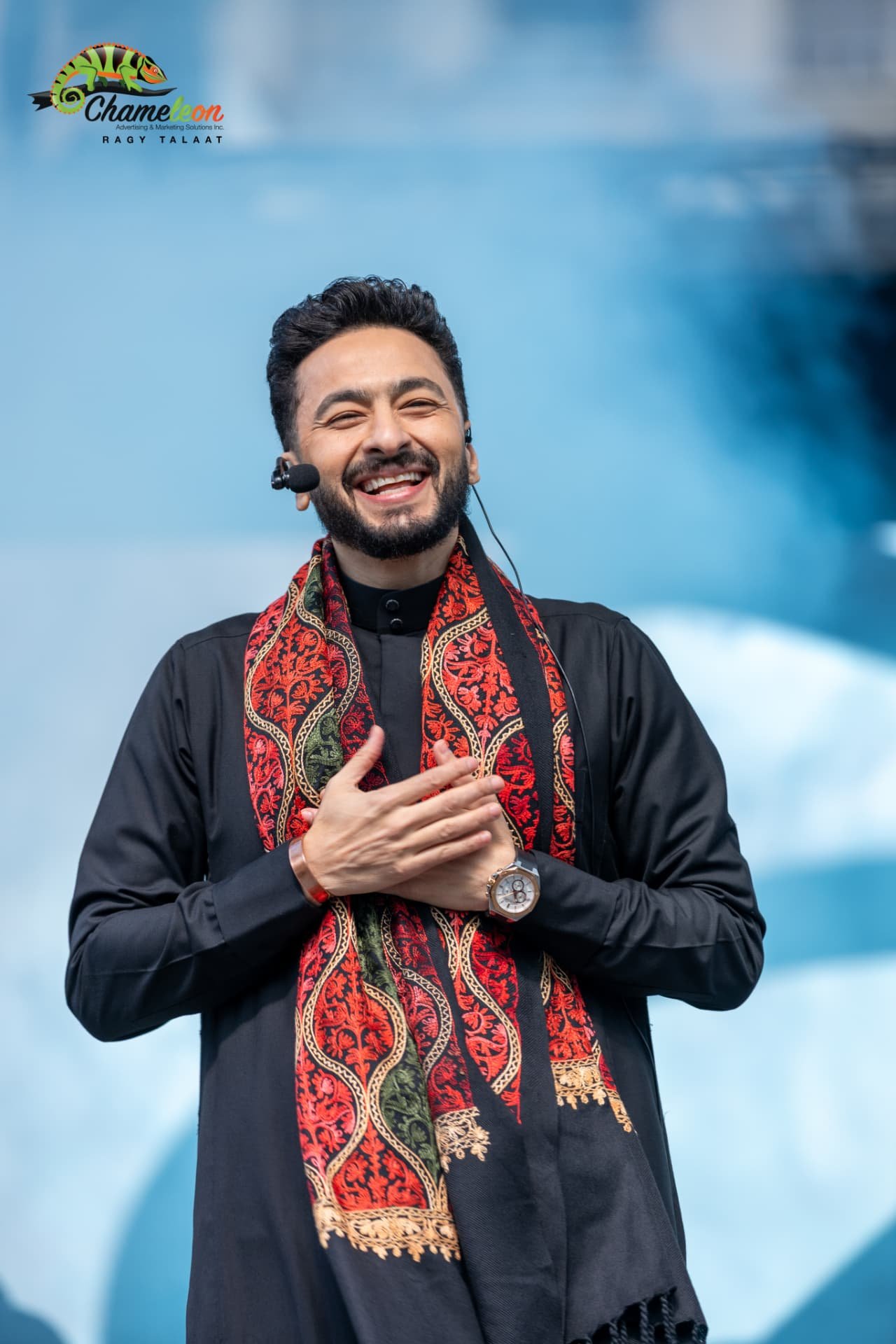 Hamada Helal smiling on stage — photo 23