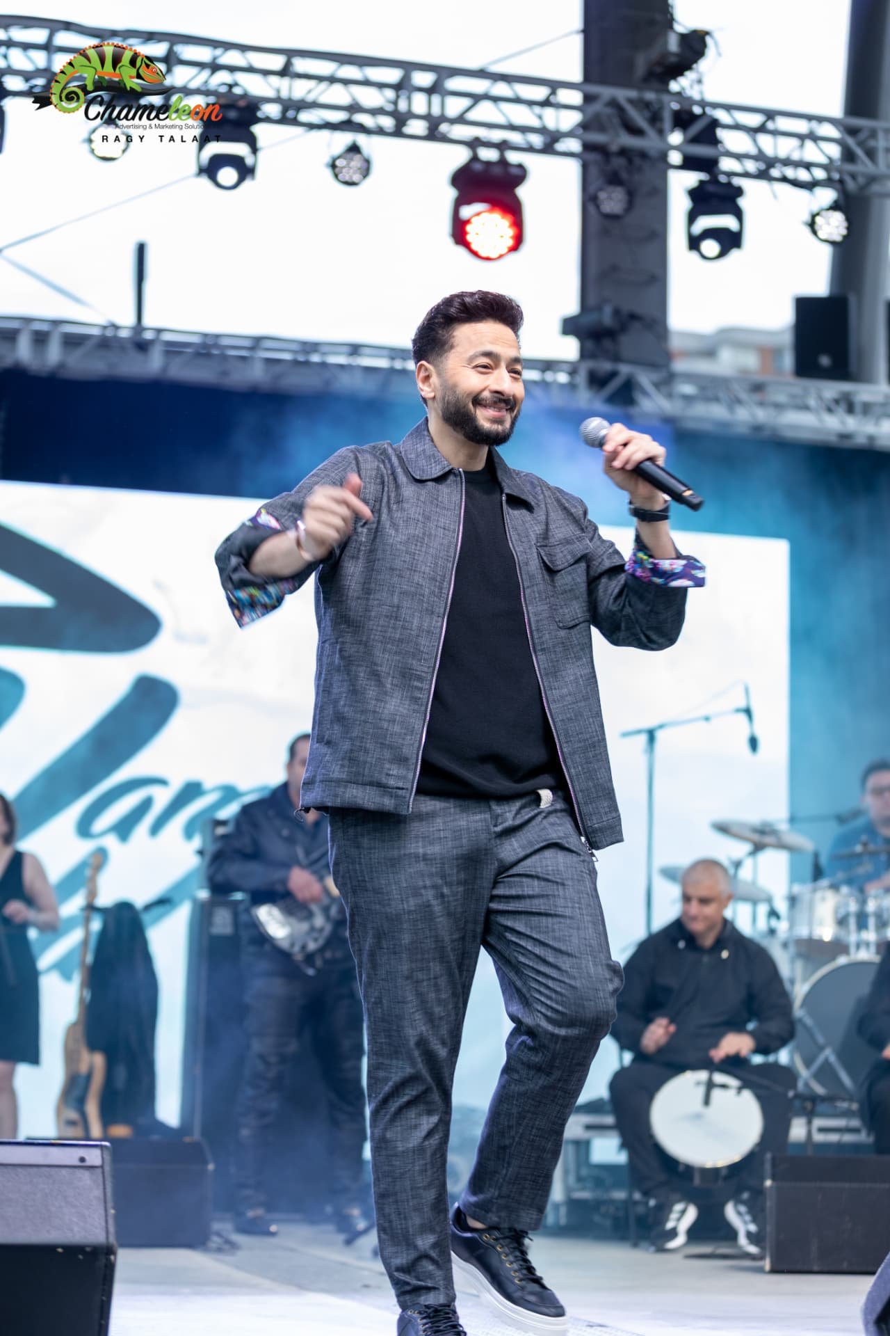 Hamada Helal singing to the crowd — photo 24
