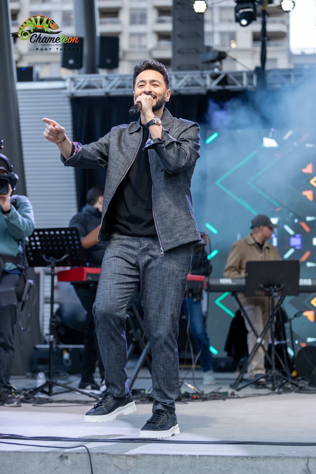 Hamada Helal pointing to the audience mid-song — photo 25